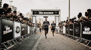 Atletas na Corrida do Rio Branco na orla de Camburi