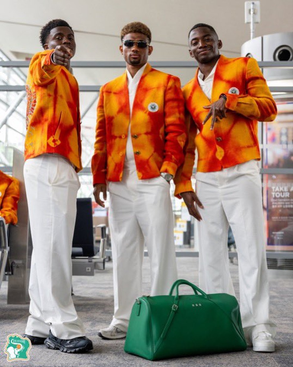 Jogadores da Costa do Marfim exibem looks da Costa do Marfim no embarque