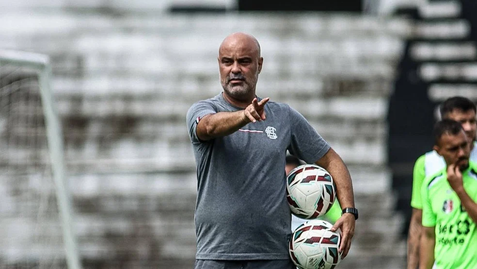 Cristian de Souza e elenco do Santa Cruz — jogar sem centroavante