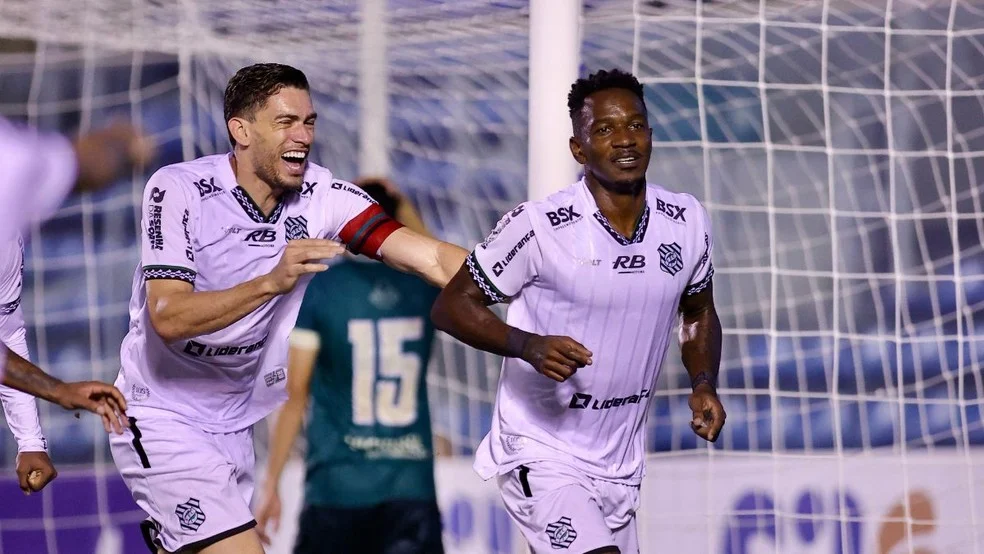 Hyuri no Figueirense comemorando gol