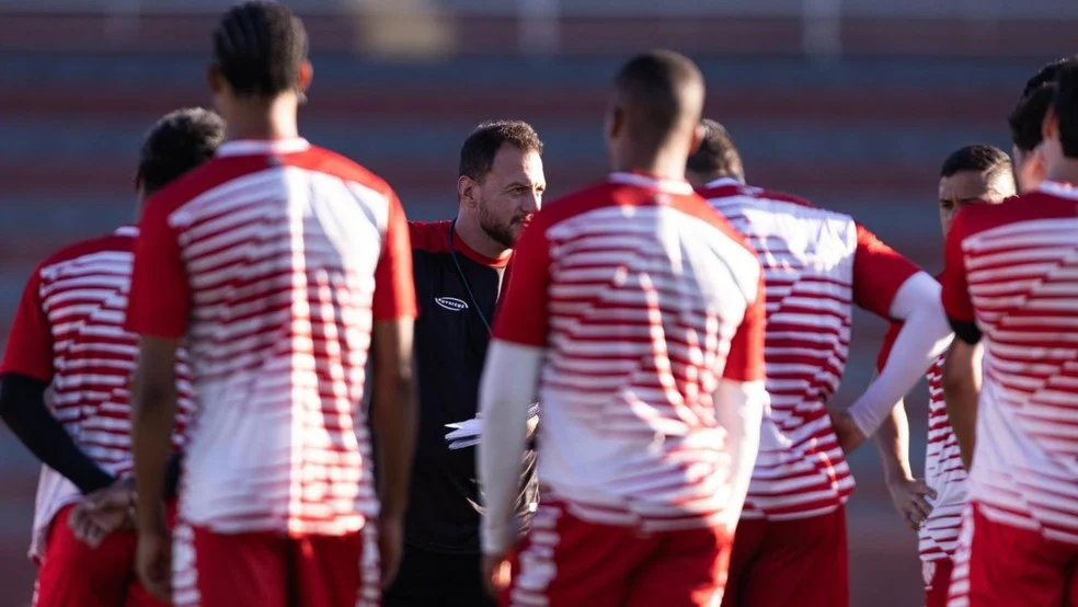 Henrique Barcelos com a equipe do Noroeste durante preparação para o mata-mata da Série D