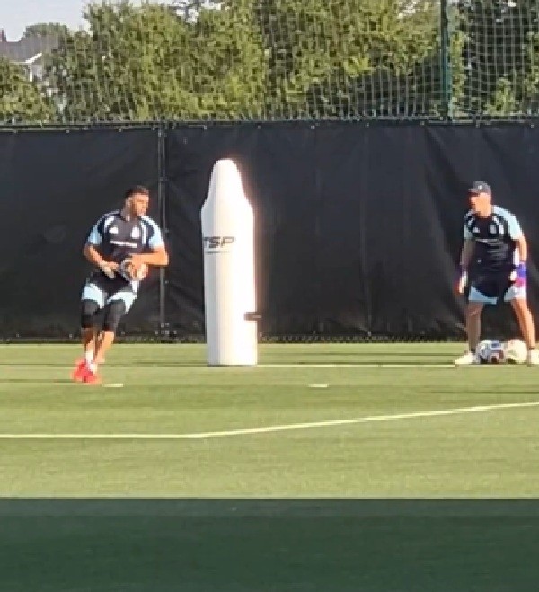 Dibu Martínez treinando com uma mão só pela seleção Argentina em Kansas City