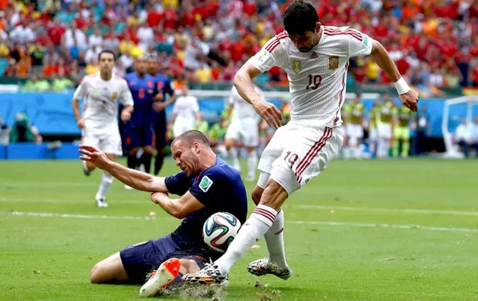 Estreia da Espanha: Diego Costa em ação na derrota para a Holanda, 2014