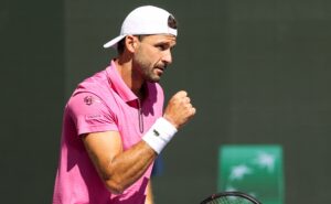 Dimitrov e Kyrgios em quadra de grama