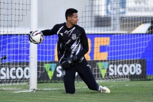 Diogo Silva defendendo pênalti — Ponte Preta