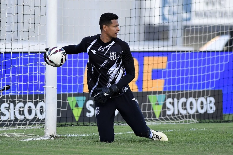 Diogo Silva defendendo pênalti — Ponte Preta