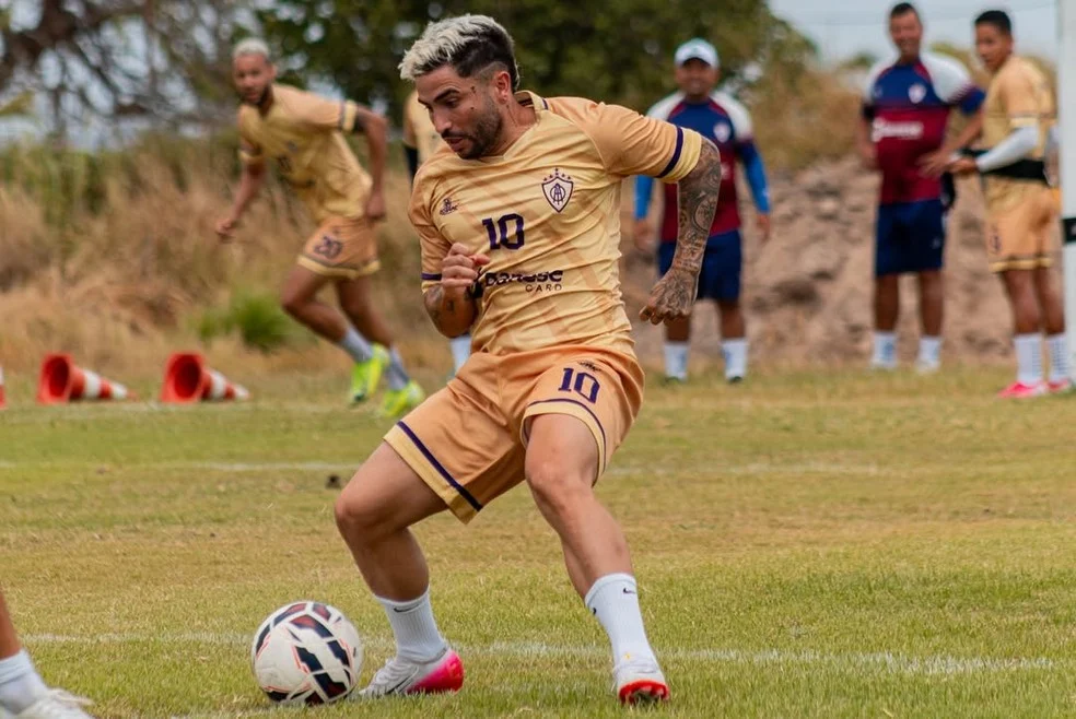 Meia Dione em treino pelo Itabaiana