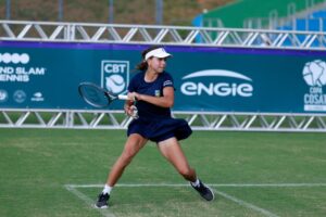 Eduarda Gomes Wimbledon em ação na grama