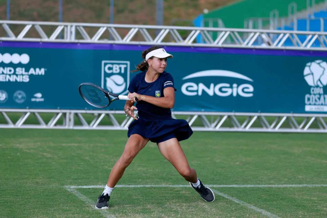 Eduarda Gomes Wimbledon em ação na grama