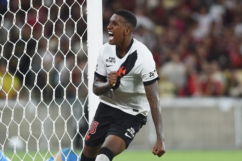 Robert Renan comemorando gol pelo Vasco
