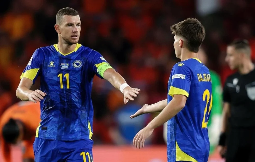Esmir Bajraktarevic cumprimenta Dzeko
