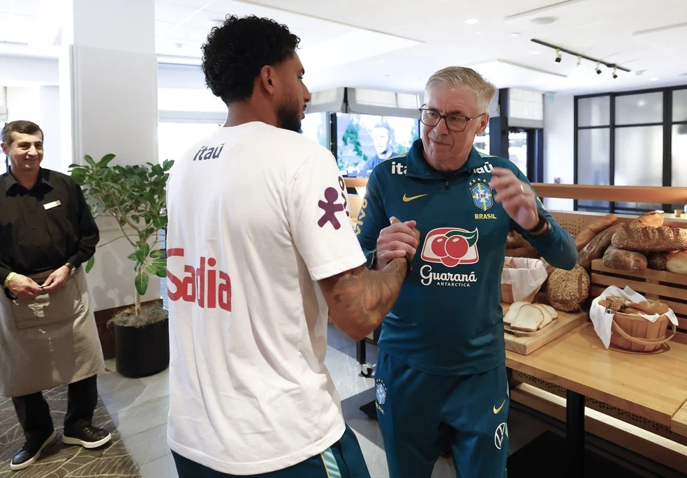 volante Éderson em encontro com Carlo Ancelotti