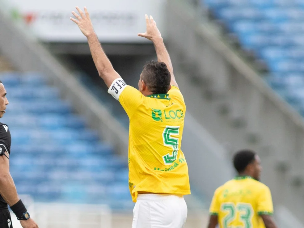 Zagueiro do ABC Edson comemora gol na Arena das Dunas