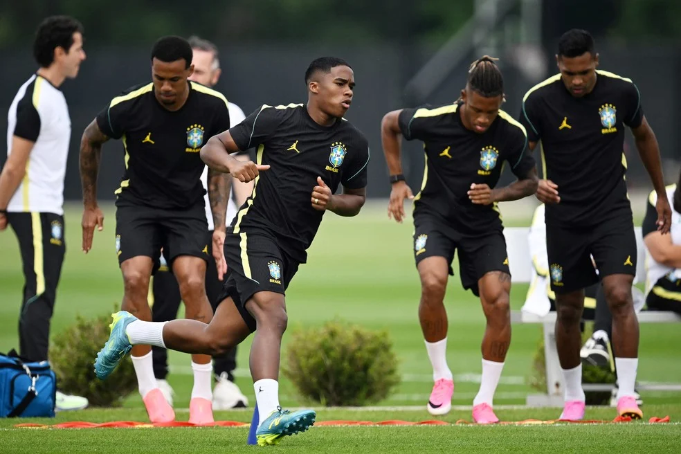 Endrick em treino da Seleção — Escalação do Brasil