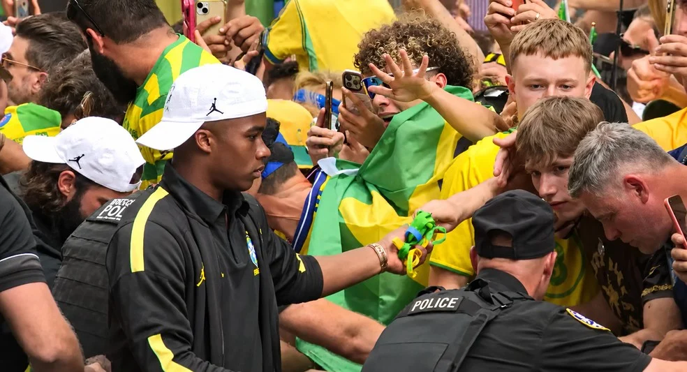Seleção brasileira em Filadélfia: Endrick distribui pulseiras