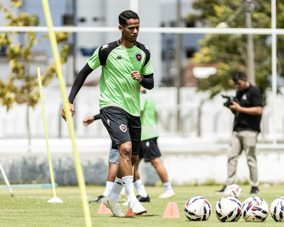Erick em treino — Botafogo-PB volta a treinar