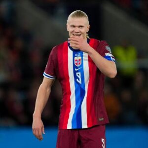 Erling Haaland em ação pela seleção da Noruega durante eliminatórias europeias da Copa do Mundo