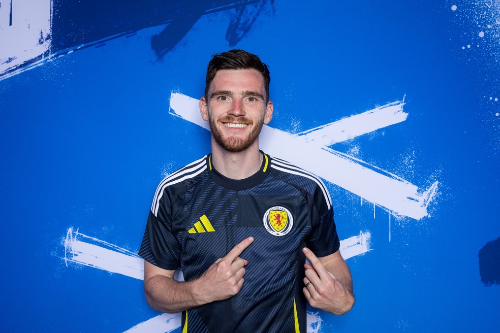 Robertson, lateral da Escócia, durante jogo