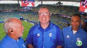 Everaldo sofre com calor de Miami durante transmissão