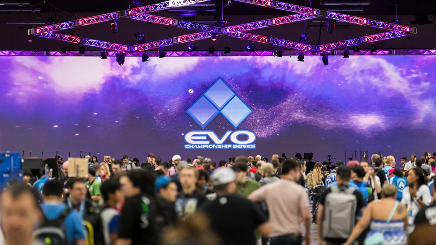 Placa e público do evento EVO Las Vegas 2026 — queda em inscrições