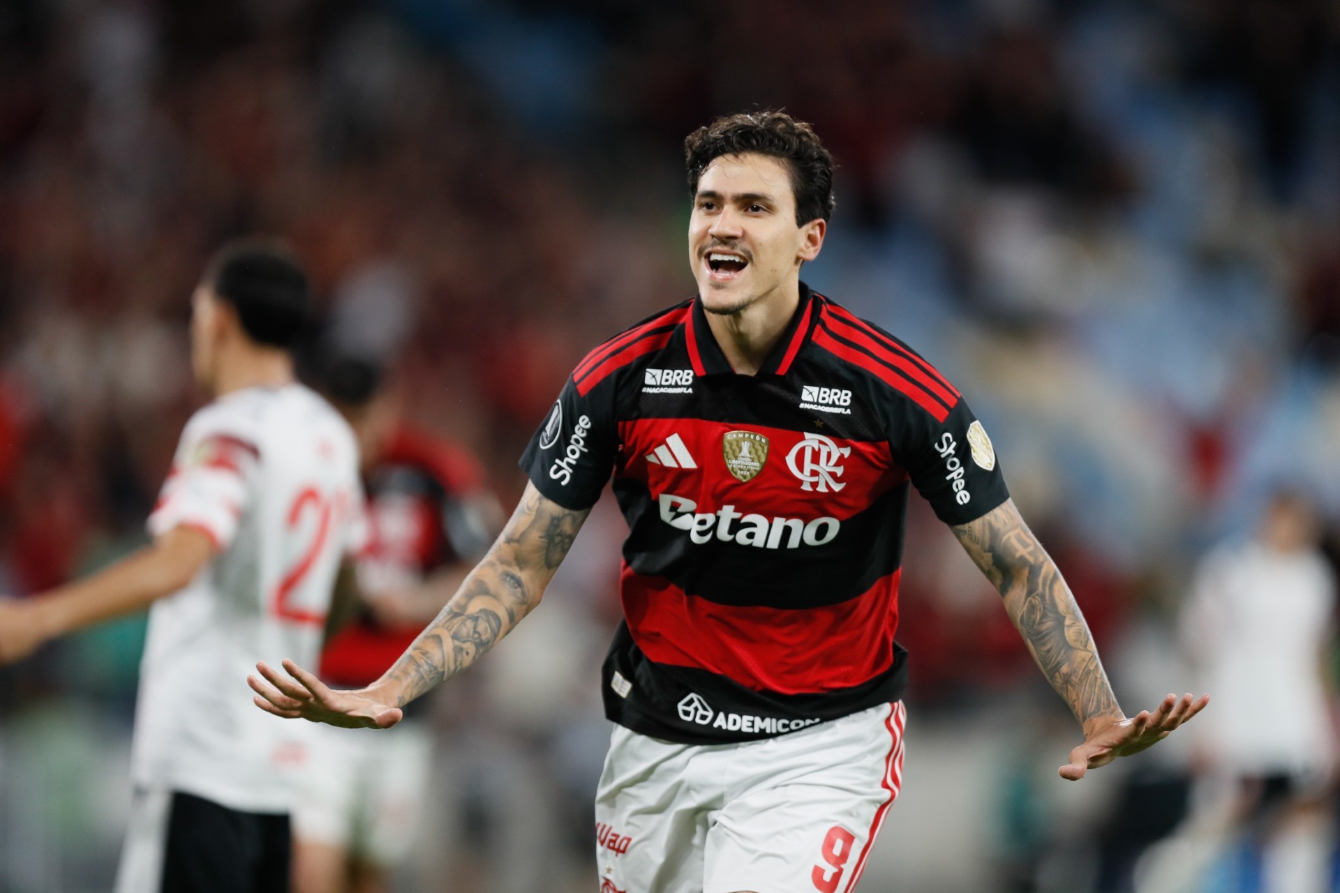 Jogador Pedro comemorando gol no Brasileirão 2026