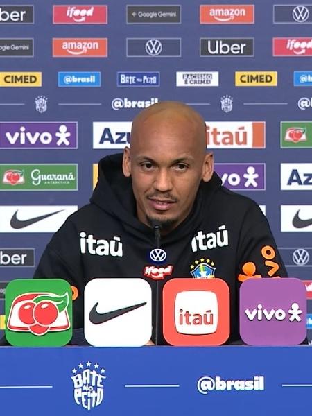 Volante Fabinho em entrevista coletiva pela seleção brasileira