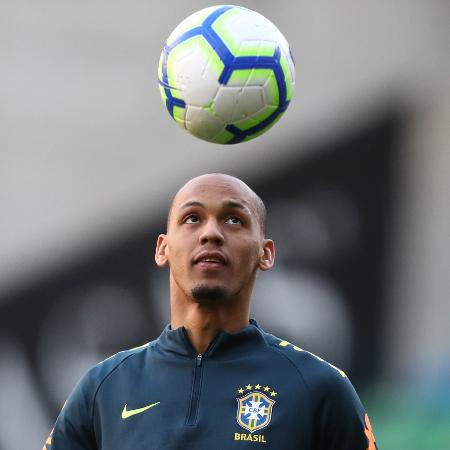 Fabinho, volante da seleção brasileira, em ação