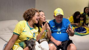 Pais e família de Matheus Cunha comemoram gols durante partida pela Copa do Mundo