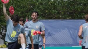 Jogadores da seleção inglesa usando pulseiras tecnológicas durante treino