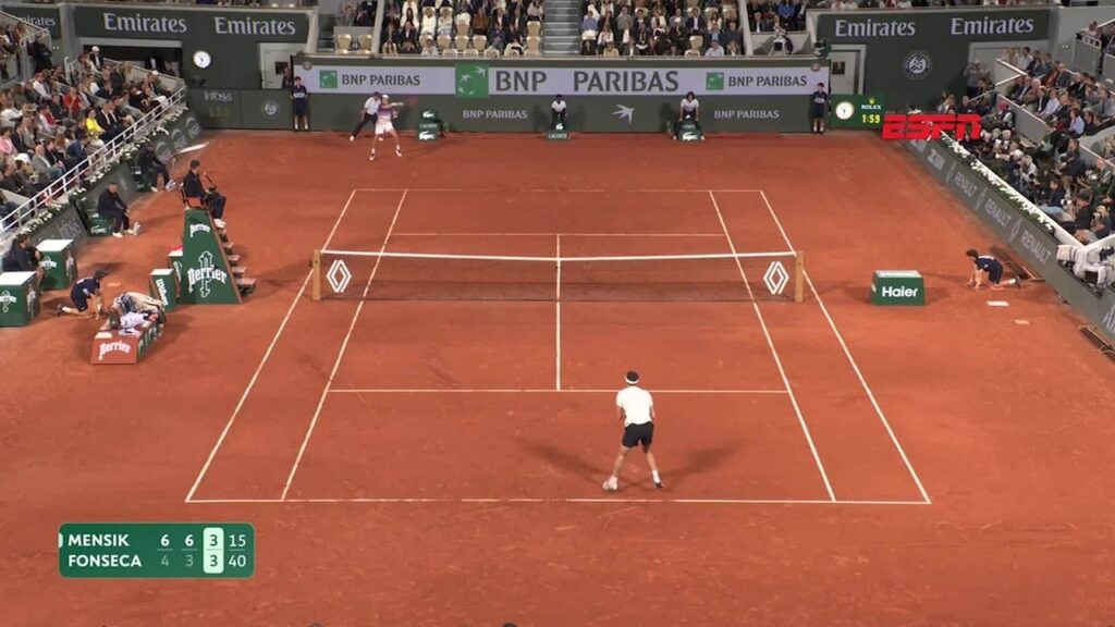 Jakub Mensik celebra vitf3ria contra Joe3o Fonseca em Roland Garros 2026