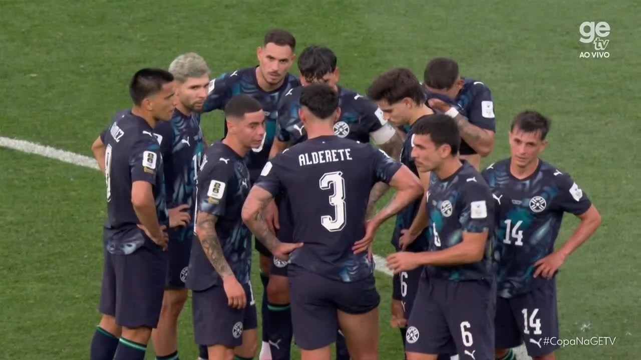 Jogadores do Paraguai reunidos no gramado após Estados Unidos x Paraguai