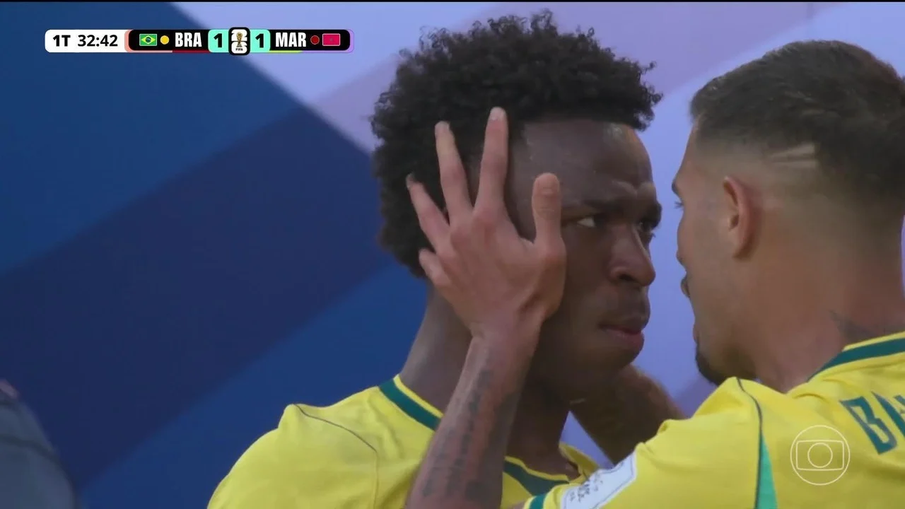 Calma no Brasil: Vinicius Júnior marca gol na estreia