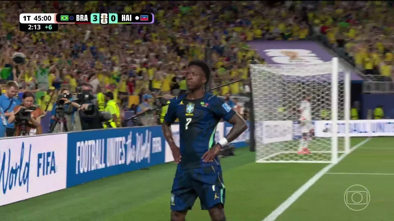 Seleção brasileira em ação no Brasil x Haiti