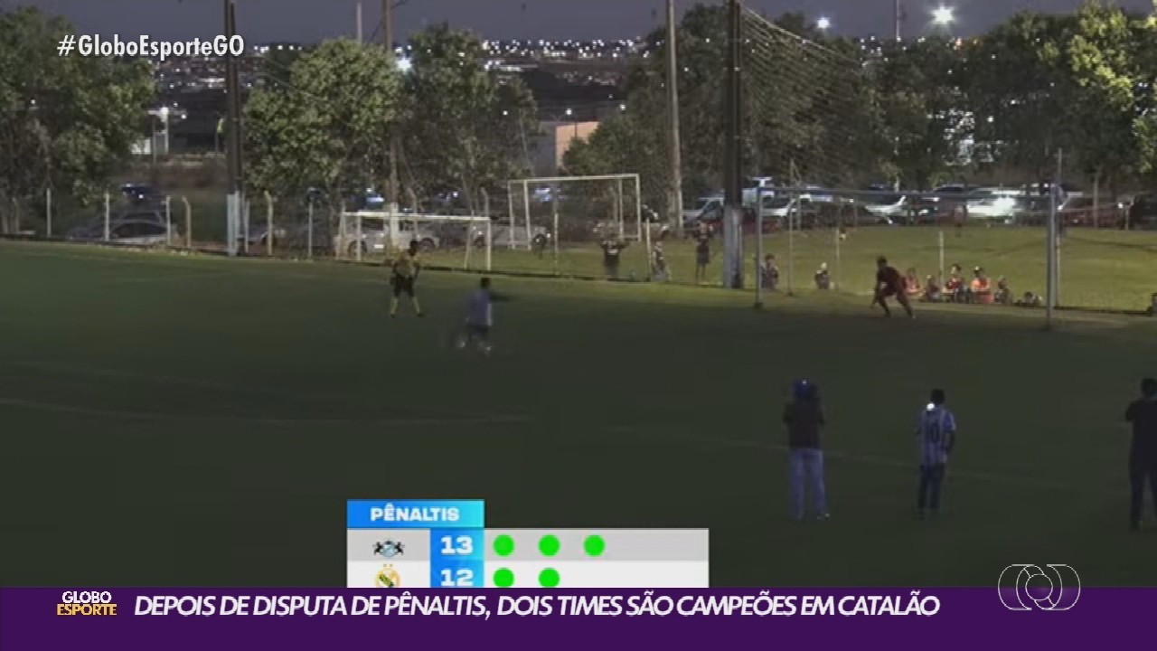 Disputa de pênaltis no Estádio Adib Elias durante torneio amador em Catalão, Goiás