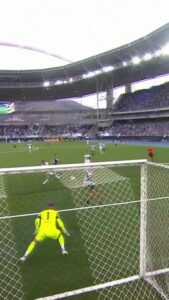 Victor Sá em ação durante jogo de futebol