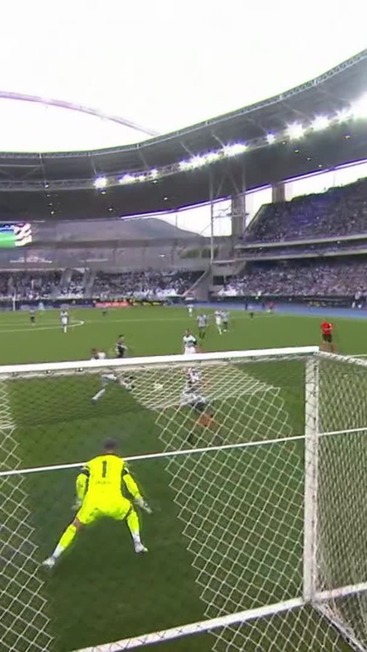 Victor Sá em ação durante jogo de futebol