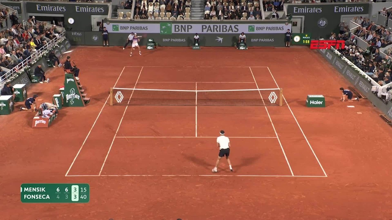 Jakub Mensik celebra vitf3ria contra Joe3o Fonseca em Roland Garros 2026