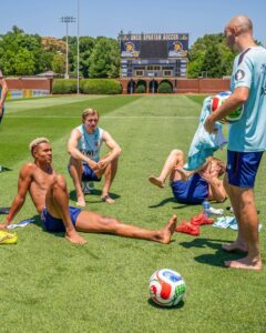 Jogadores da seleção da Noruega tiram a camisa em treino nos EUA; Noruega monitora hidratação