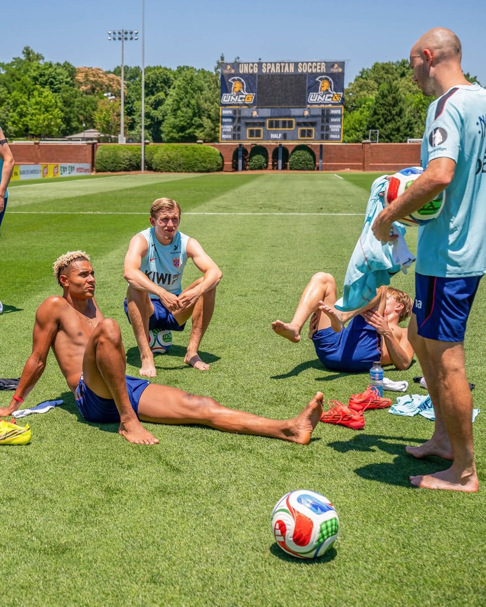 Jogadores da seleção da Noruega tiram a camisa em treino nos EUA; Noruega monitora hidratação