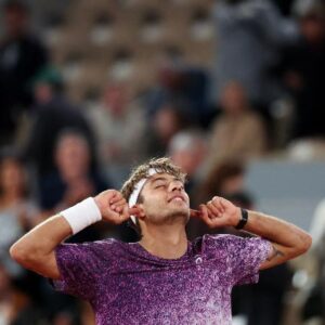 Flavio Cobolli celebra vitória sobre Félix Auger-Aliassime em Roland Garros