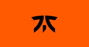 FNATIC à venda: logotipo da organização em evento de esports