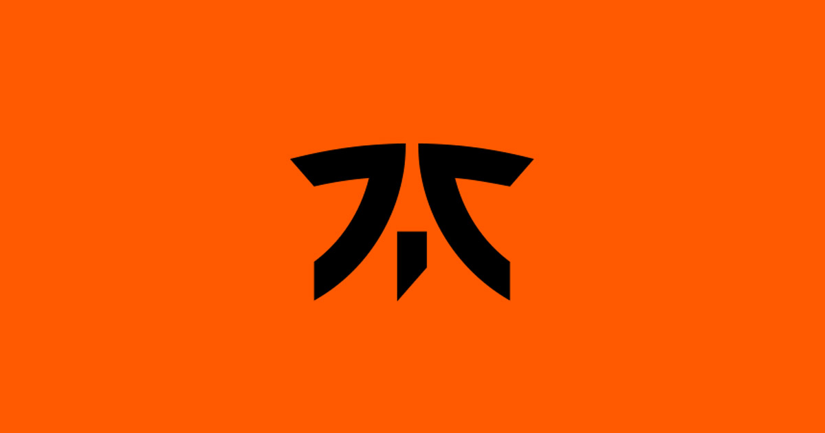 FNATIC à venda: logotipo da organização em evento de esports