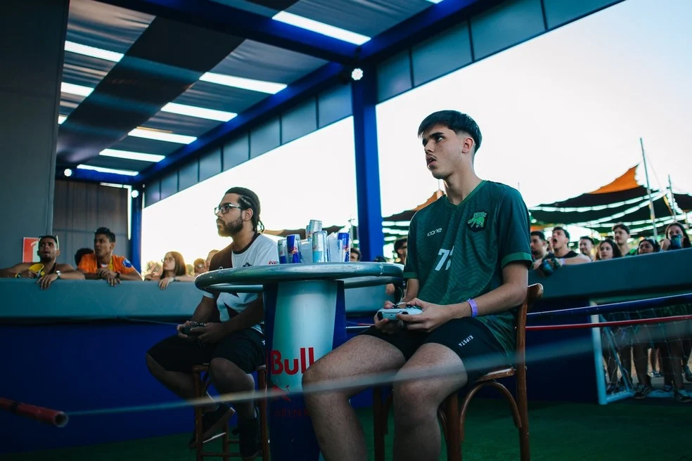 Jogador comemora título de EA Sports FC 25 na Arena da CIA
