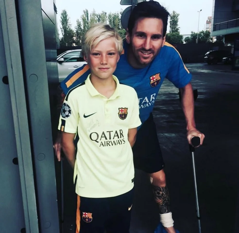 Daniel Gudjohnsen ao lado de Messi quando criança