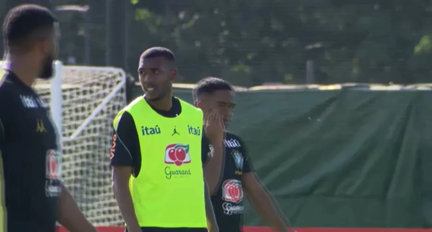 Treino da Seleção Brasileira com foco na escalação da Seleção