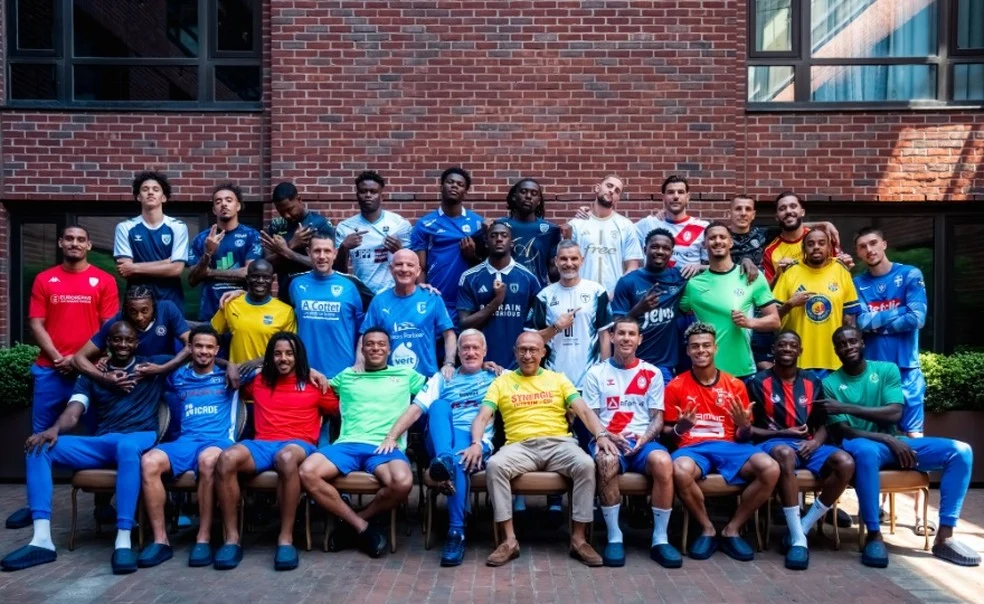 França homenageia clubes: seleção posa com camisas formadoras