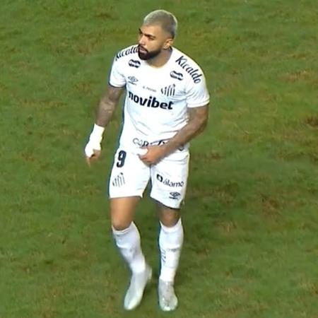 Gabigol fazendo gesto obsceno durante jogo do Santos contra o Vitória