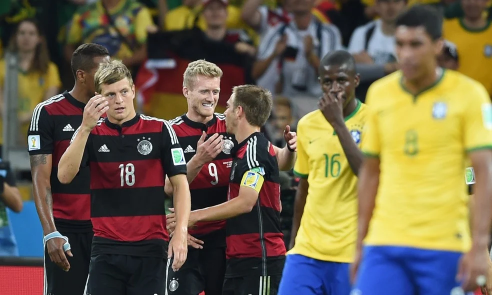 Jogadores da Alemanha após 7 a 1 - Alemanha maior que o Brasil