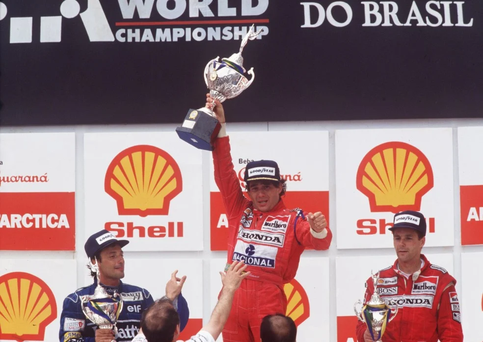 Ayrton Senna levanta o troféu — maior piloto da McLaren