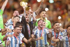 De Paul e Messi comemoram a tentativa de espantar maldição do tri